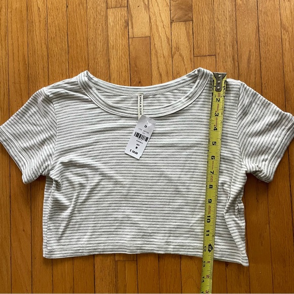 LF Emma & Sam Gray and White Striped Crop Top NWT - Picture 4 of 7